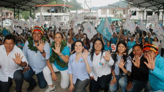 La candidata a asambleísta por Pastaza, Ximena Morante (de blanco al centro), durante un evento junto a Pierina Correa este 25 de julio de 2023.