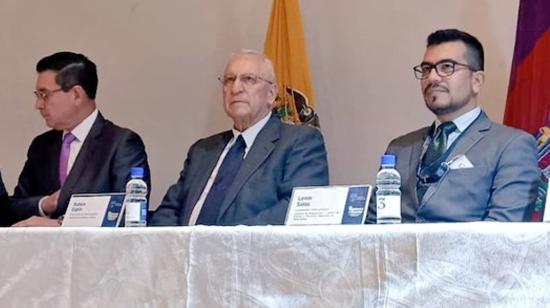 Rubén Darío Espín, viceministro de Hidrocarurburos (centro), enun acto de la Agencia de Regulación y Control de Energía.