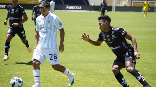 El argentino Mauro Díaz maneja una pelota en el partido ante Técnico Universitario, en Quito, el 5 de agosto de 2023.