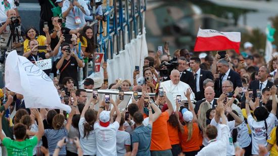 El papa Francisco saluda con los asistentes a la Jornada Mundial de la Juventud de Lisboa.