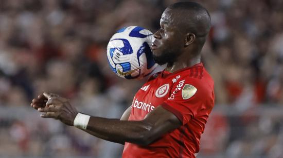 Enner Valencia controla una pelota con el pecho en el partido ante River, en Buenos Aires, el 1 de agosto de 2023.