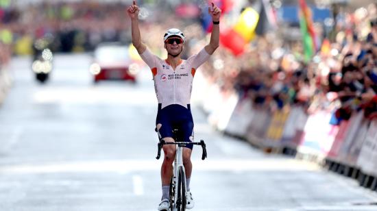 Mathieu Van der Poel levanta sus brazos en la meta del Mundial ciclismo, en Glasgow, el 6 de agosto de 2023.