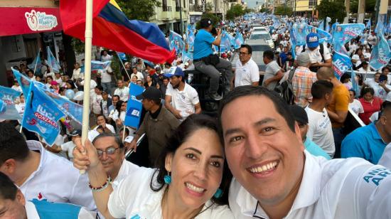 El binomio correísta, Luis González y Andrés Arauz, en un recorrido de campaña. Machala, 29 de junio de 2023