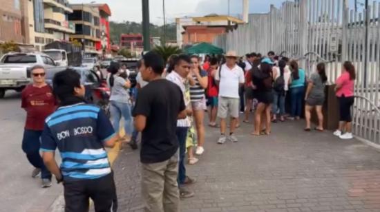 Personas se encuentran en los exteriores del hospital de Tena, el 6 de agosto de 2023.