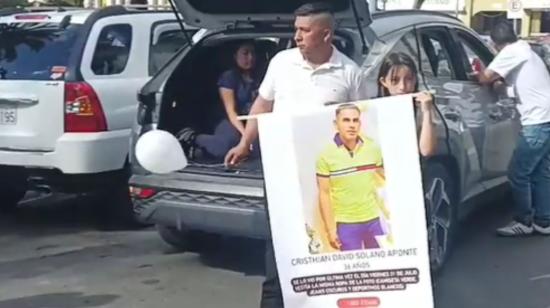 Familiares de Cristian Solano hicieron un plantón en Loja el 3 de agosto de 2023.