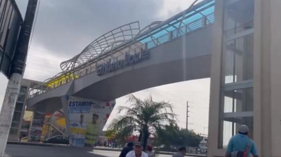 Vista frontal del paso peatonal en Daule, desde donde se lanzó una ciudadana, este 7 de agosto de 2023. 