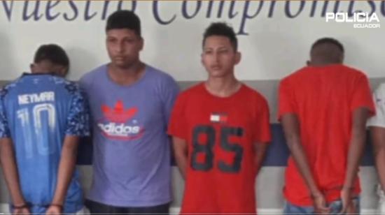 Dos de los tres adolescentes (de espaldas) detenidos, tras un operativo en el sur de Guayaquil, el 6 de agosto de 2023. 