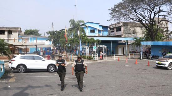 Tres policías uniformados resguardan el Municipio de Durán. Alcalde pidió más seguridad tras el asesinato del director municipal de terrenos. 