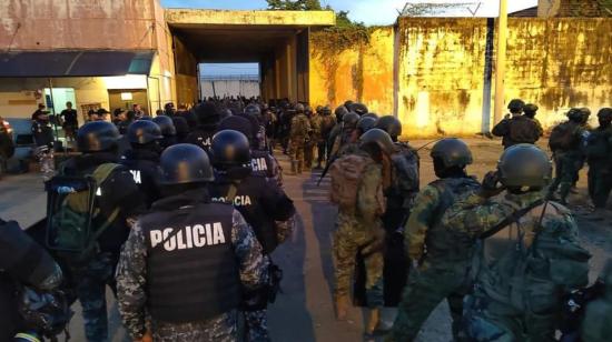 Policías y militares en un operativo en la Penitenciaría del Litoral, en Guayaquil, el 3 de agosto de 2023.