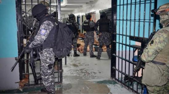 Policías y militares hacen una requisa en la Penitenciaría del Litoral, en Guayaquil, el 3 de agosto de 2023.