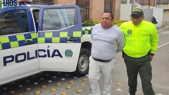 Momentos en que un policía de Colombia escolta a Carlos Adolfo Meza Sánchez, un capo ecuatoriano requerido por Estados Unidos, el 5 de agosto de 2023. 