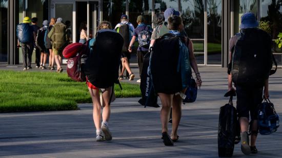 Cientos de scouts llegan a Yongin, después de ser evacuados del Jamboree Mundial, este 8 de agosto de 2023.