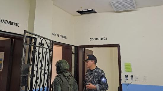 La Policía halló armas, municiones, explosivos, drogas y dinero en el cielo raso de las oficinas del Centro de Detención Provisional (CDP) Guayas No. 5, en el complejo carcelario del norte de Guayaquil.