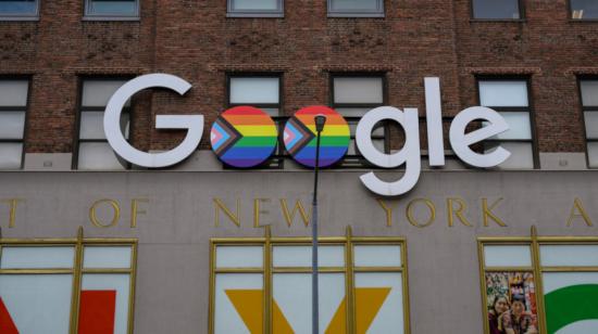 Logo del buscador Google en un edificio de Nueva York, junio de 2022. 