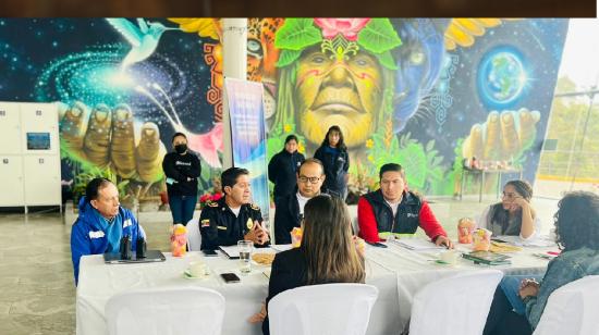 Esteban Cardenas, jefe cuerpo de bomberos Quito, durante mesa técnica en el Teleférico el 9 de agosto de 2023.