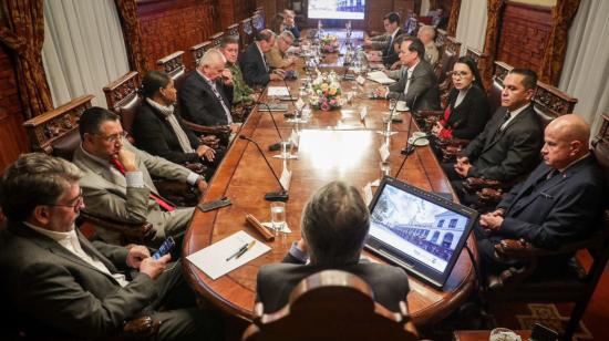 El presidente Guillermo Lasso junto a su gabinete de seguridad y las máximas autoridades del Estado, el 9 de agosto de 2023.