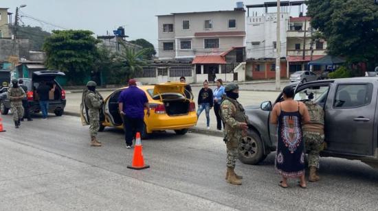 Militares efectúan controles en Durán, Guayas, el 2 de agosto de 2023.