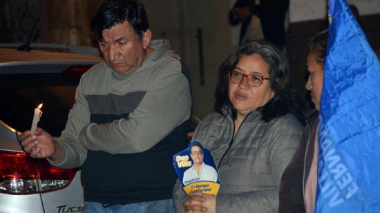 Simpatizantes de Fernando Villavicencio, en los exteriores de la Gobernación del Azuay, en el centro histórico de Cuenca, la noche del 8 de agosto de 2023.