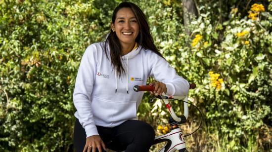 Miryam Núñez subida en una bicicleta tras una entrevista con PRIMICIAS en Quito, en julio de 2023.