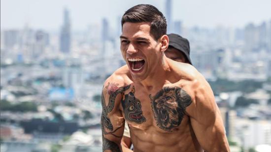 El peleador ecuatoriano, Aaron Cañarte, durante el pesaje para su primera pelea en One Championship, en Bangkok.