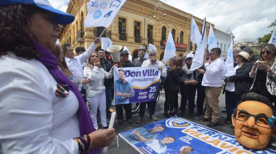 Simpatizantes del candidato a la presidencia Fernando Villavicencio (+) hicieron un plantón en Cuenca pidiendo justicia. Foto del 10 de agosto de 2023.