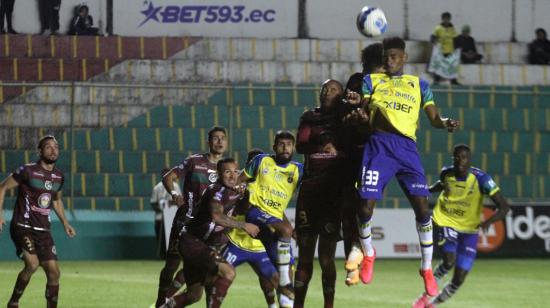 Los jugadores de Gualaceo y Mushuc Runa disputan una pelota, el 11 de agosto de 2023.