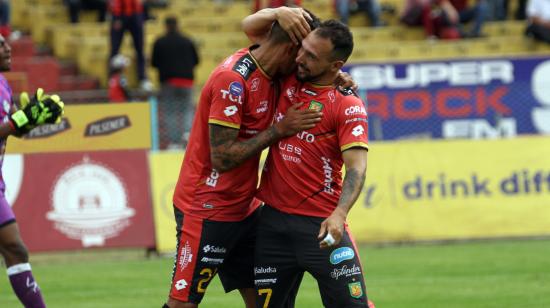 Los jugadores de Deportivo Cuenca festejan un gol ante Libertad por la Fecha 2 de la segunda etapa de la LigaPro, el 12 de agosto de 2023.