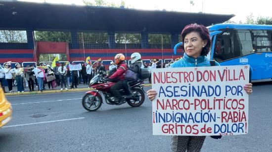 Una mujer sostiene una pancarta en medio del luto por Fernando Villavicencio