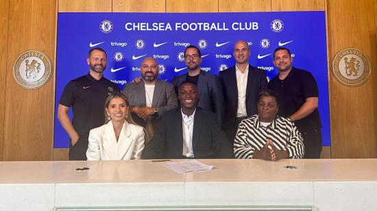 Moisés Caicedo firma su contrato con el Chelsea de Inglaterra, el 14 de agosto de 2023.