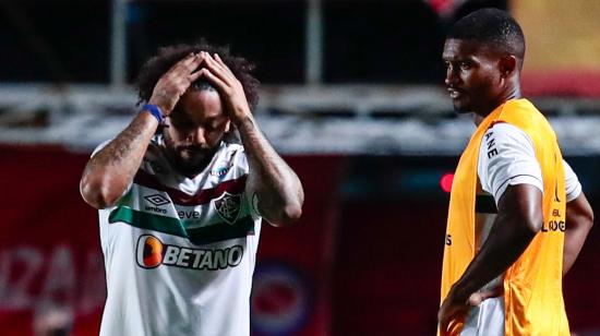 Marcelo de Fluminense se lamenta tras cometer una falta a Luciano Sánchez de Argentinos, en el partido por los octavos de final de la Libertadores, el 1 de agosto de 2023.