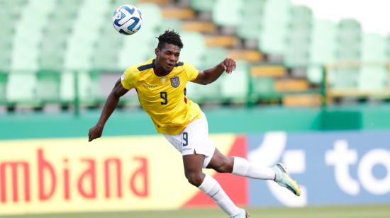 Justin Cuero cabecea un balón en el partido de Ecuador ante Bolivia en el Sudamericano Sub 20, el 22 de enero de 2023.