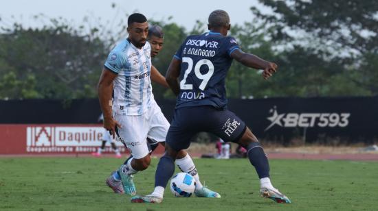 Jugadores de Guayaquil City y Universidad Católica disputan un balón durante la Fecha 2 de la Etapa 2 de LigaPro, el viernes 11 de agosto de 2023.