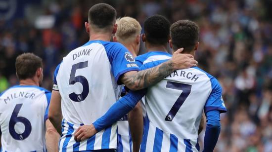 Solly March y sus compañeros del  Brighton festejan el 1-0 ante el Luton por la  Premier League, el 12 de agosto de 2023.