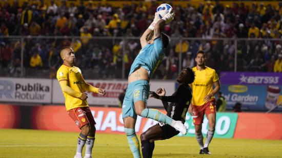 Hernán Galíndez atajando un balón en el partido entre Aucas 
y Liga por la Fecha 2 de la segunda etapa, el 13 de agosto de 2023.