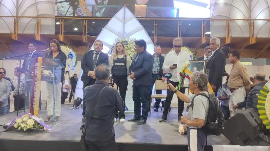 Andrea González luce un chaleco antibalas de la Policía, el 11 de agosto de 2023, durante el velorio de Fernando Villavicencio.