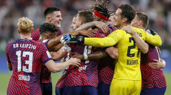 Los jugadores de Leipzig celebran tras ganar el partido de fútbol de la Supercopa de Alemania ante el FC Bayern de Múnich, el 12 de agosto de 2023.