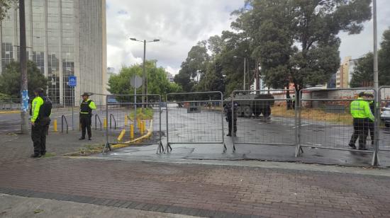 La Policía Nacional y la AMT controlan los accesos a EcuadorTV con motivo del debate  presidencial.