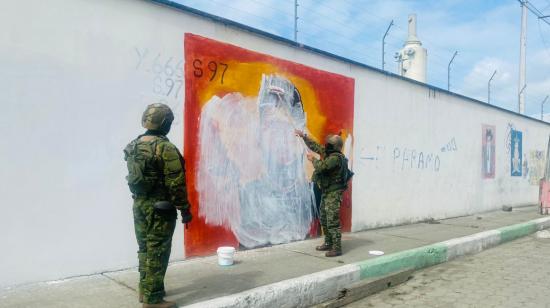 Militares borran murales de bandas delictivas en Esmeraldas, el 12 de agosto de 2023.