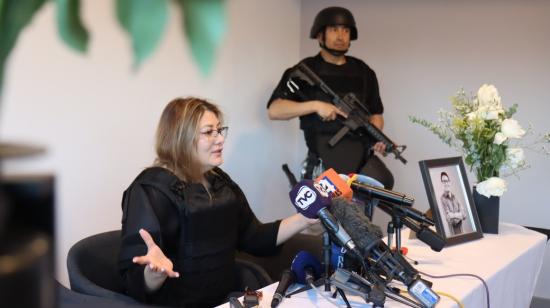 Verónica Sarauz, viuda Fernando Villavicencio, en una rueda de prensa.