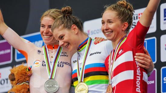 Lotte Kopecky junto a Demi Vollering y Cecilie Uttrup Ludwig en el podio del Mundial ciclismo 2023.
