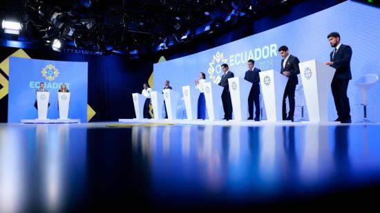 Los siete candidatos presidenciales durante el debate presidencial. Quito, 13 de agosto de 2023