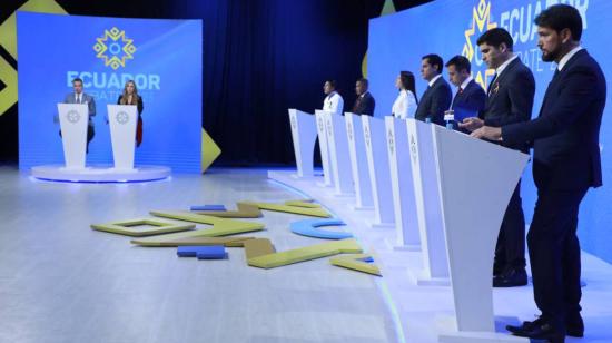 Los siete candidatos presidenciales durante el debate presidencial. Quito, 13 de agosto de 2023