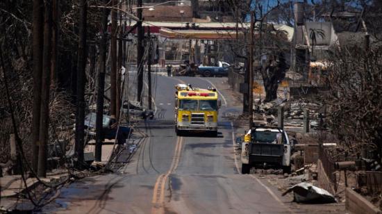 Un coche de bomberos patrulla por un barrio arrasado por las llamas en Lahaina, Hawái (Estados Unidos), el 11 de agosto de 2023.