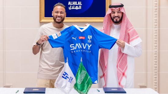 El jugador brasileño Neymar posa con la camiseta del Al-Hilal luego de firmar su contrato, el 15 de agosto de 2023.