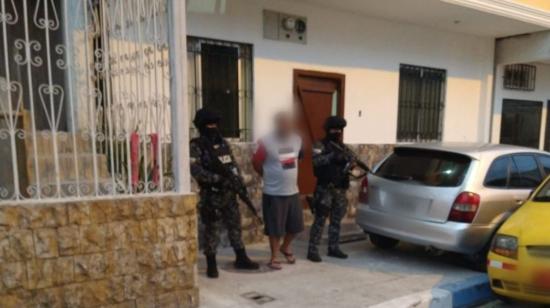 Uno de los 13 detenidos tras un operativo contra el narcotráfico en Guayaquil, el 10 de agosto de 2023. 