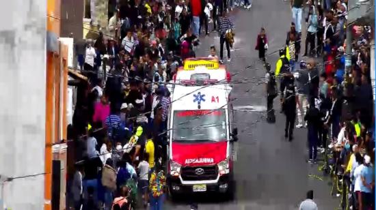 Una ambulancia atiende a los heridos en una carrera de coches de madera en el cantón Cotacacgi, el 13 de agosto de 2023.