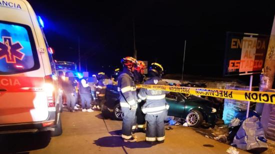 Bomberos atienden un accidente de tránsito en Quito, el 13 de agosto de 2023.