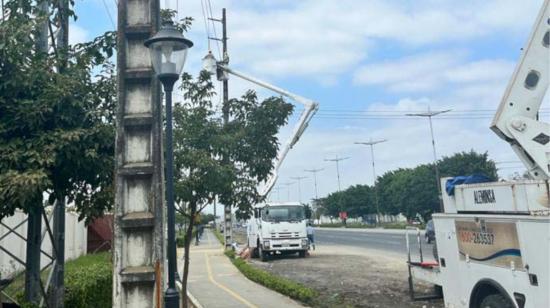 Dos camiones de CNEL durante una inspección técnica en Guayas, el 14 de agosto de 2023. 