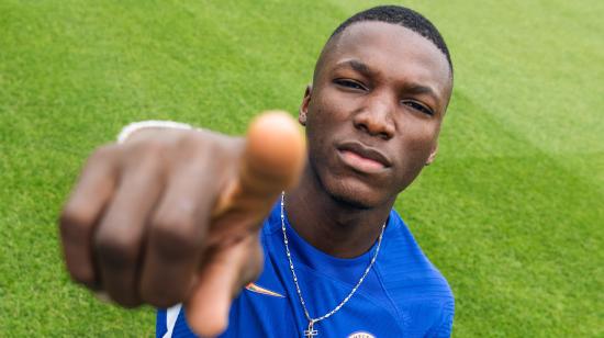 Moisés Caicedo luce el uniforme del Chelsea durante su presentación, el lunes 14 de agosto de 2023. 