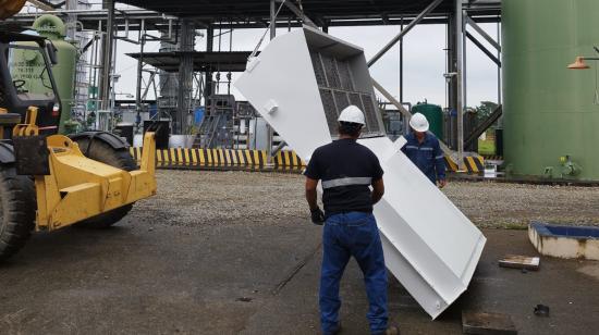 Técnicos de Termogas Machala
 realizan actividades de mantenimiento, el 5 de julio de 2023.